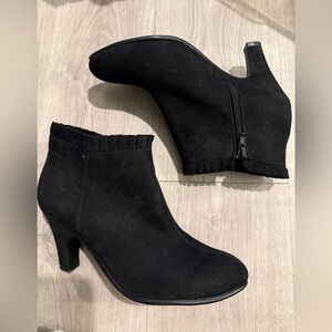 Aerosoles ruffle booties